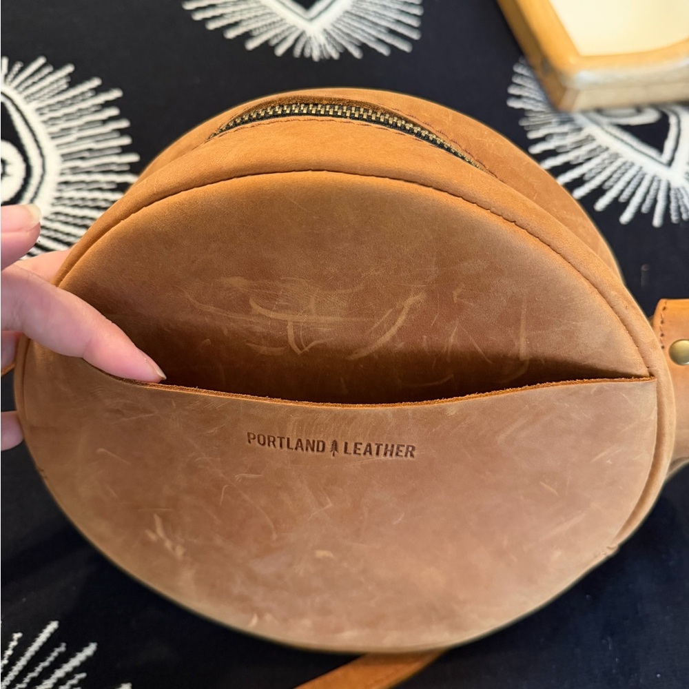 NEW Portland Leather Circle Large Crossbody Bag - Picture 8 of 11